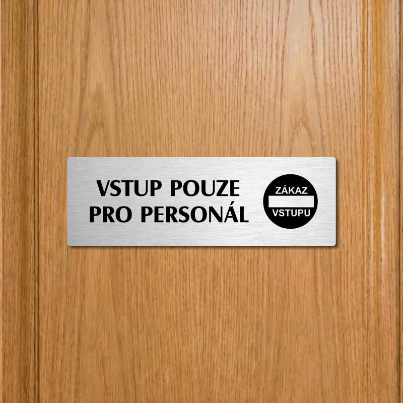 Vstup pouze pro personál, 240x79mm, zlatá popiska s okrasným rámečkem  